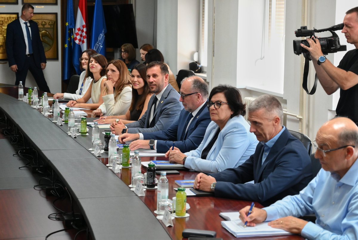 AndrejPlenkovic's tweet image. U Splitu smo održali radni sastanak s novoizabranim gradonačelnikom Tomislavom Šutom. Grad Split imat će snažnu potporu @VladaRH u realizaciji svih ključnih razvojnih projekata.
Poseban naglasak stavili smo na prometno rasterećenje grada, obnovu stadiona Poljud, ulaganja u škole…