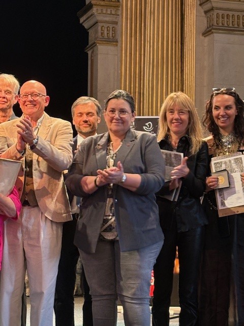 Mairie du XVIe (@mairiedu16) on Twitter photo 🎉 La <a href="/cmaidf/">CMA Île-de-France</a> célébrait les 100 ans de l’artisanat lors d’une soirée exceptionnelle où 72 entreprises parisiennes centenaires ont été mises à l’honneur. Parmi elles, 6 artisans du XVIe ont brillé par leur excellence et leur savoir-faire. 👏
Un immense bravo à l’Ébénisterie du 🎉 La <a href="/cmaidf/">CMA Île-de-France</a> célébrait les 100 ans de l’artisanat lors d’une soirée exceptionnelle où 72 entreprises parisiennes centenaires ont été mises à l’honneur. Parmi elles, 6 artisans du XVIe ont brillé par leur excellence et leur savoir-faire. 👏
Un immense bravo à l’Ébénisterie du
