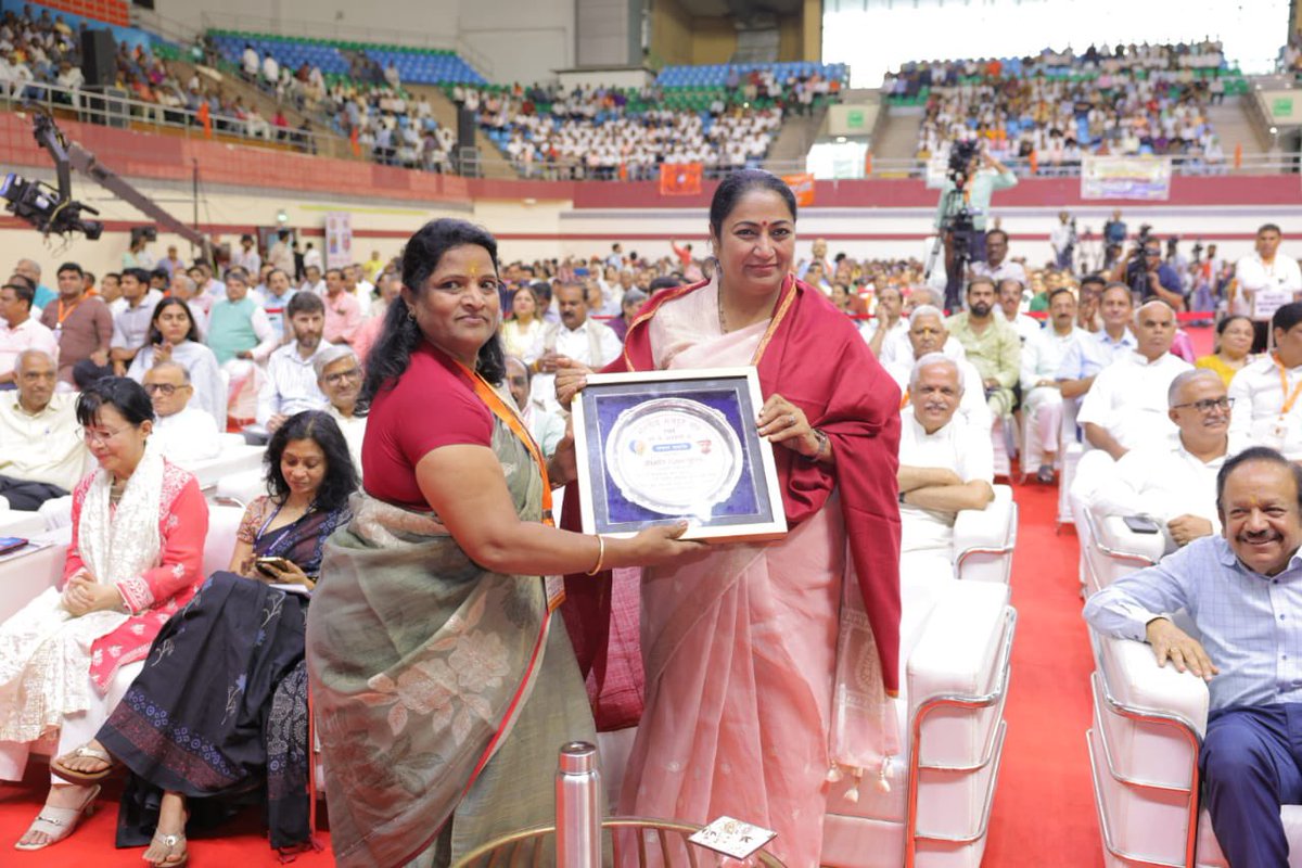 आज इंदिरा गांधी इंडोर स्टेडियम में भारतीय मज़दूर संघ (बीएमएस) की स्थापना के 70वें वर्ष के समापन समारोह में सम्मिलित होने का सुखद अवसर प्राप्त हुआ। 

इस अवसर पर राष्ट्रीय स्वयंसेवक संघ के परम पूज्य सरसंघचालक माननीय श्री मोहन भागवत जी, दिल्ली विधानसभा के सम्माननीय अध्यक्ष श्री