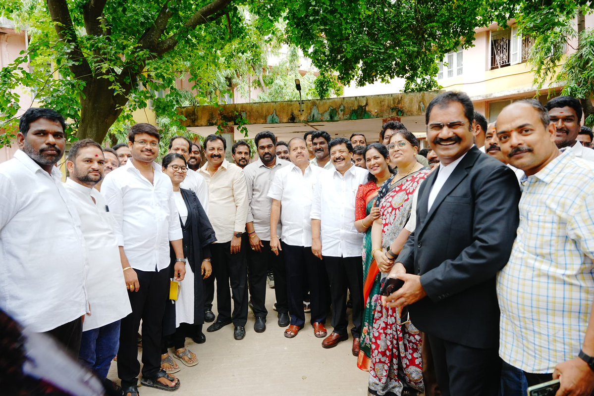 DrSandeepJSP's tweet image. గత YSRCP పాలనలో కాకినాడ మాజీ MLA ద్వారంపూడి మా @JanaSenaParty అధ్యక్షులు @PawanKalyan గారిని అసభ్య పదజాలంతో  దూషించడాన్ని శాంతియుతంగా ఖండిస్తూ క్షమాపణ కోరినందుకు మాపై దాడి చేసి అనంతరం తిరిగి మాపైనే పెట్టిన అక్రమ కేసు వాయిదా నిమిత్తం ఈరోజు కాకినాడ జిల్లా కోర్టుకు హాజరవడం జరిగింది.…