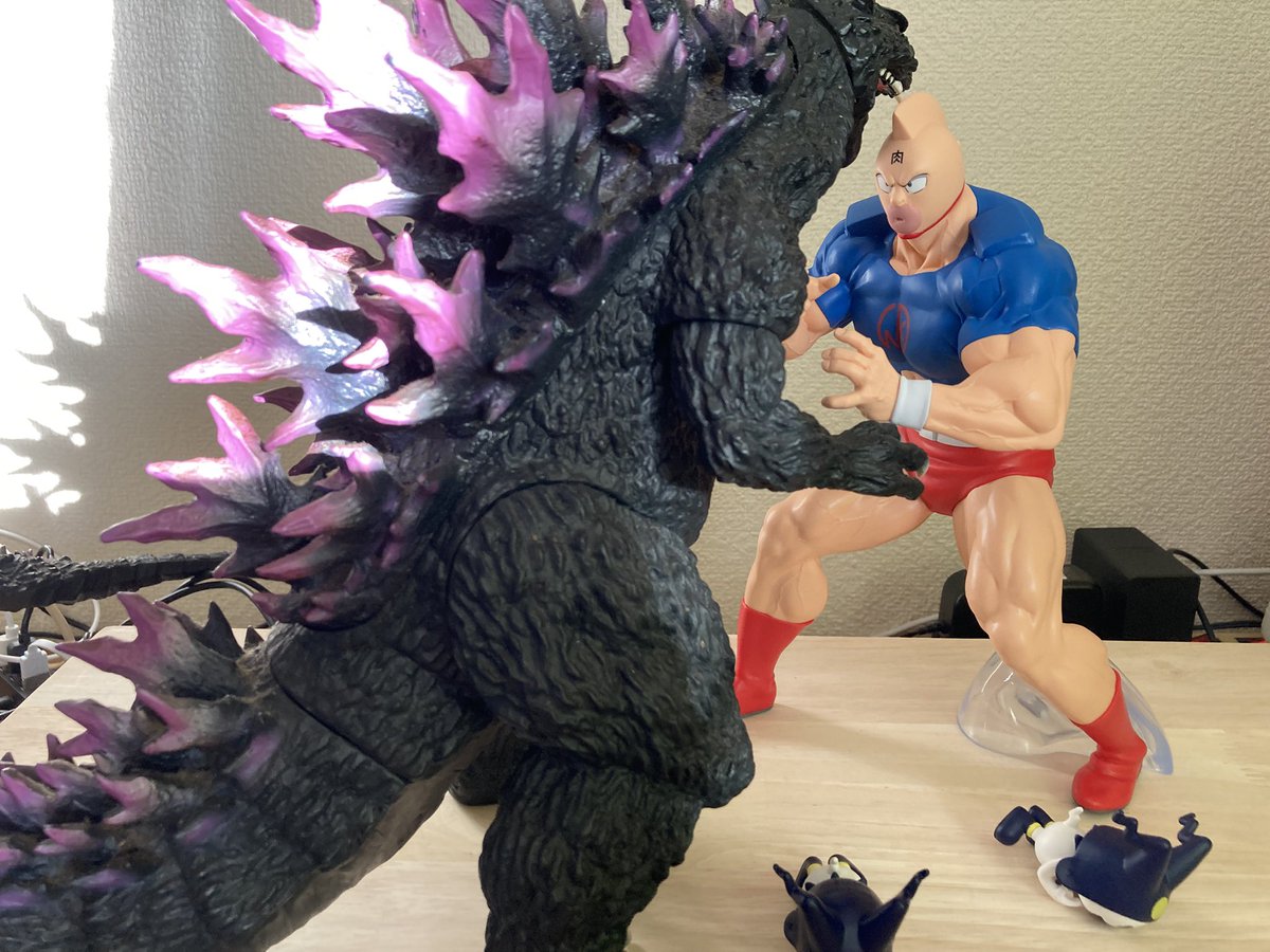 take_G3's tweet image. 特報！

キン肉マンvs.ゴジラ

2XXX年公開決定！（嘘）