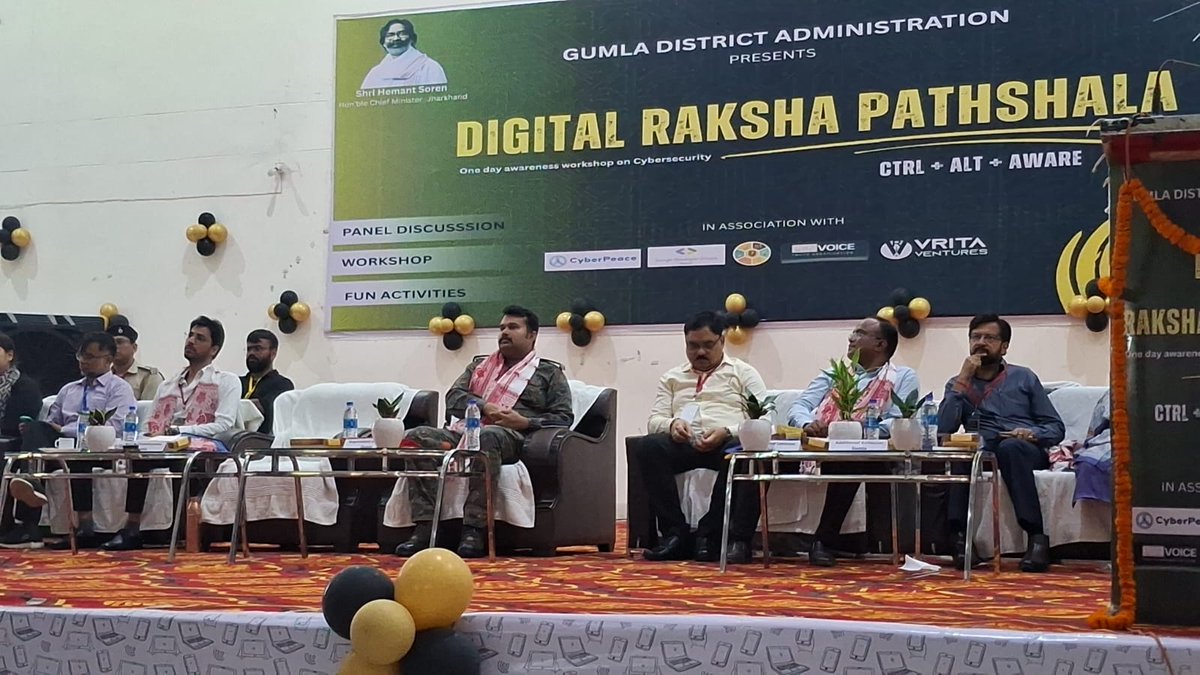 airnews_ranchi's tweet image. गुमला में स्कूली बच्चों और प्रबुद्ध नागरिकों के बीच साइबर सुरक्षा के प्रति जन-जागरूकता बढ़ाने के लिए #डिजिटल_रक्षा_पाठशाला कार्यशाला का आयोजन किया गया। कार्यशाला में साइबर विशेषज्ञों द्वारा परिचर्चा प्रशिक्षण एवं संवाद कार्यक्रम किया गया। #CyberSecurityAwareness