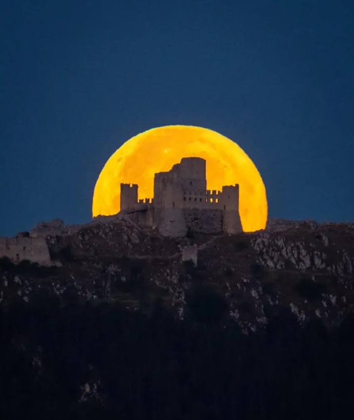 La “luna del cervo” illumina Rocca Calascio: il plenilunio di luglio, così chiamato dai nativi americani, segna la ricrescita dei palchi nei cervi. Magia pura tra cielo e monti.
📷 IG gransassofantastico - lorenzo_di_cola
#abruzzo #lunadelcervo #plenilunio #viaggioinabruzzo
