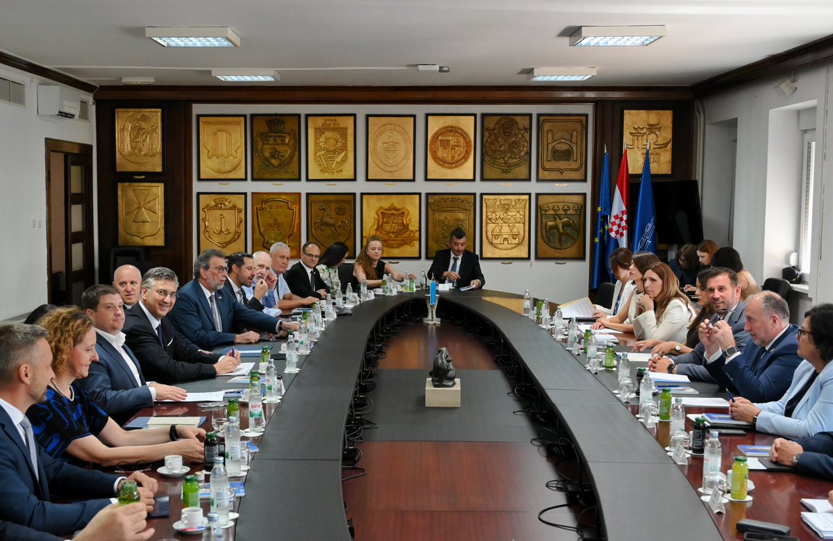 AndrejPlenkovic's tweet image. U Splitu smo održali radni sastanak s novoizabranim gradonačelnikom Tomislavom Šutom. Grad Split imat će snažnu potporu @VladaRH u realizaciji svih ključnih razvojnih projekata.
Poseban naglasak stavili smo na prometno rasterećenje grada, obnovu stadiona Poljud, ulaganja u škole…