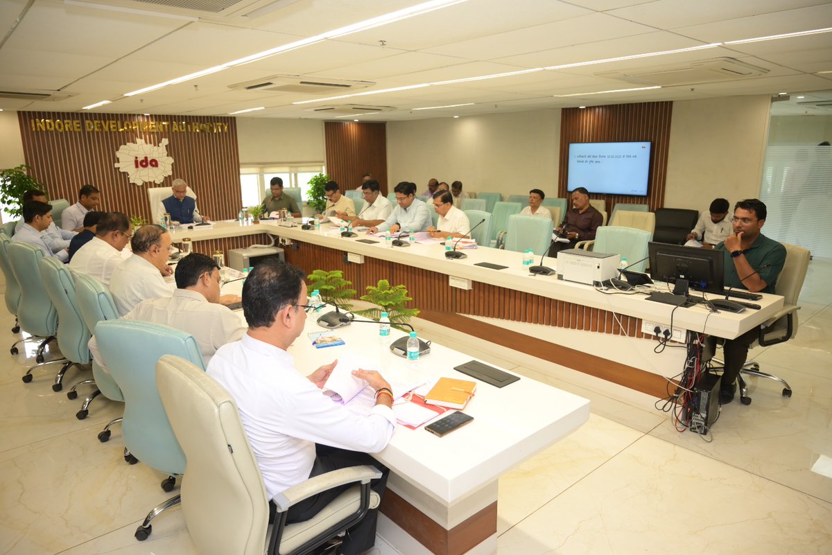 idaIndore22's tweet image. आज इन्दौर विकास प्राधिकरण संचालक मण्डल की बैठक संभागायुक्त सह प्राधिकरण अध्यक्ष श्री दीपक सिंह की अध्यक्षता में सम्पन्न हुई। 

 #IndoreDevelopment #IDA #SmartCityIndore #UrbanPlanning