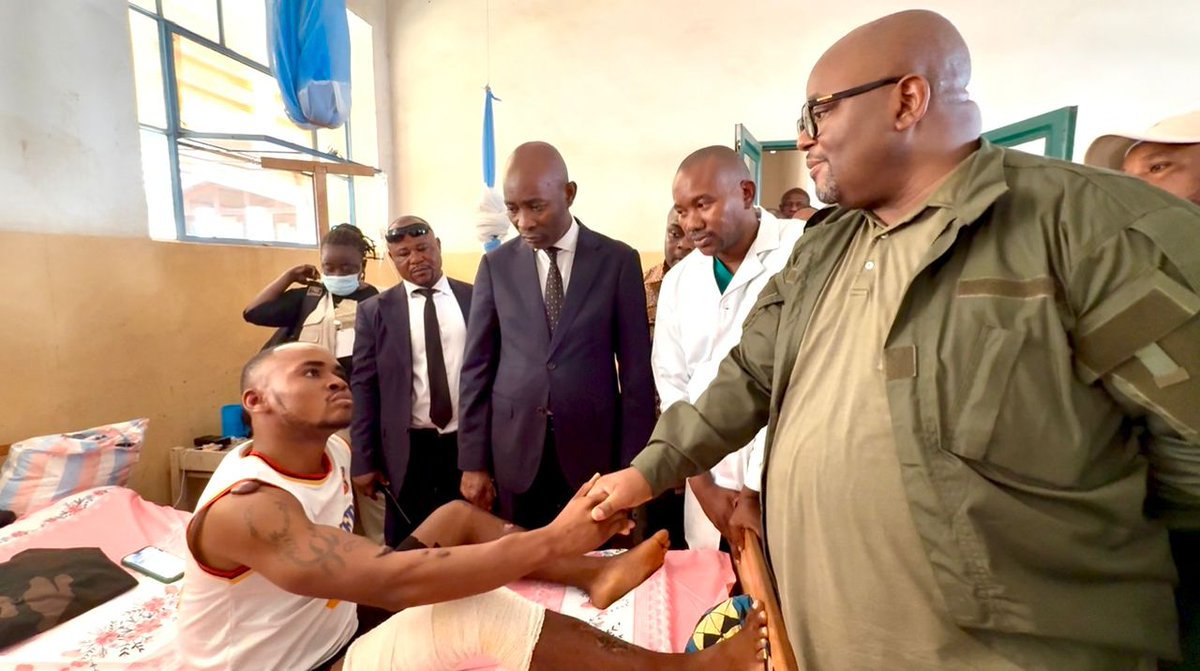 m_mutabesha's tweet photo. En temps de guerre le #Leader du Sud-Kivu assure et rassure.
Le MinEtat @BojiAime à la ligne de front apportant un soutien indéfectible et un message important du #CommandantSupreme à nos vaillants #FARDC
@DeniseNyakeru @SuminwaJudith @G_ABSangara @mugisholaurent @balola_n https://t.co/80rcYfdpua