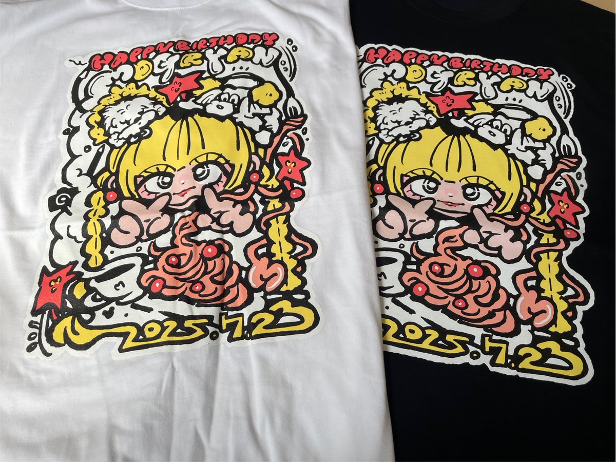MOGRYAN_event's tweet photo. 【お祝い企画②】
2025年生誕Tシャツデザインも、あかりちゃん！(@aka__liNG)さんに描いていただきました🎨
モグ・ライアンさんの好きなものを詰め込んでいただいたデザインになります💝
#モグ生誕2025

⚠️こちらのTシャツは、事前申し込み終了し、受注生産のため追加の申し込みはありません🙇 https://t.co/ZWR3oXZVvN