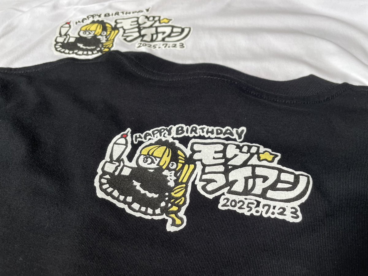 MOGRYAN_event's tweet photo. 【お祝い企画②】
2025年生誕Tシャツデザインも、あかりちゃん！(@aka__liNG)さんに描いていただきました🎨
モグ・ライアンさんの好きなものを詰め込んでいただいたデザインになります💝
#モグ生誕2025

⚠️こちらのTシャツは、事前申し込み終了し、受注生産のため追加の申し込みはありません🙇 https://t.co/ZWR3oXZVvN