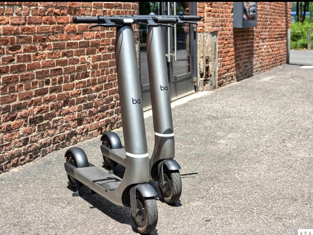 XPHOENIXDRAGON's tweet image. π¬ The fastest scooter in the world was presented by the British. It can reach speeds of up to 160 km/h and costs $30,000.
