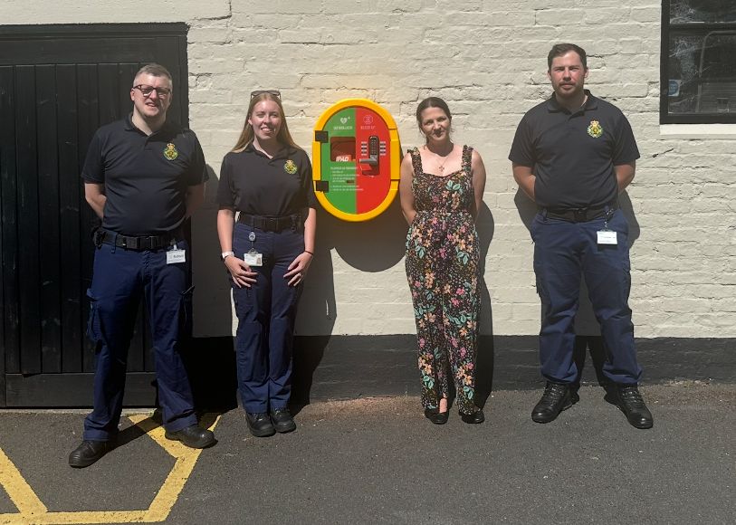 OFFICIALWMAS's tweet image. Keele Community First Responders have been hard at work!
They recently donated a brand new AED and bleed kit to their local pub❤️🩹. This is the second in their community and will go along way in making their village a safer place.
#KeeleCFR #AED #CommunitySafety…