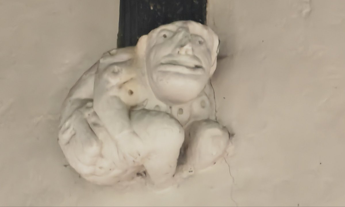 InDamnatio's tweet image. The incredibly charming corbels at All Saints, Harston, from around 1445
Is it just me, or do the crouching ones have scatalogical connotations? Knowing the humour of medieval stonemasons, it seems possible 😄