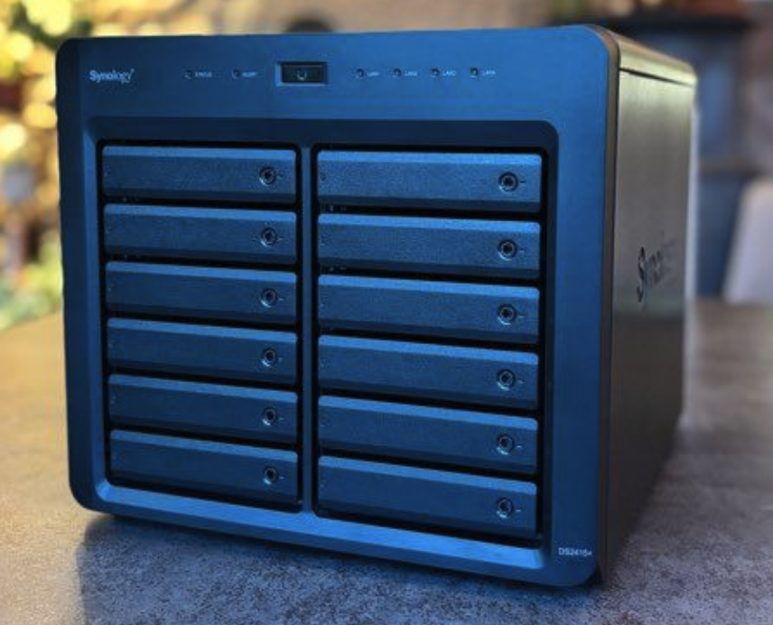 bobjouy's tweet photo. Tweet de niche pour mes homelabos/geeks sûrs : j'ai un NAS Synology DS2415+ à vendre (12 baies), avec ou sans disques selon vos besoins (disques de 6, 10 et 12 To).

Si ça intéresse quelqu'un, sait-on jamais 🙂 https://t.co/NWuTJUYmIi