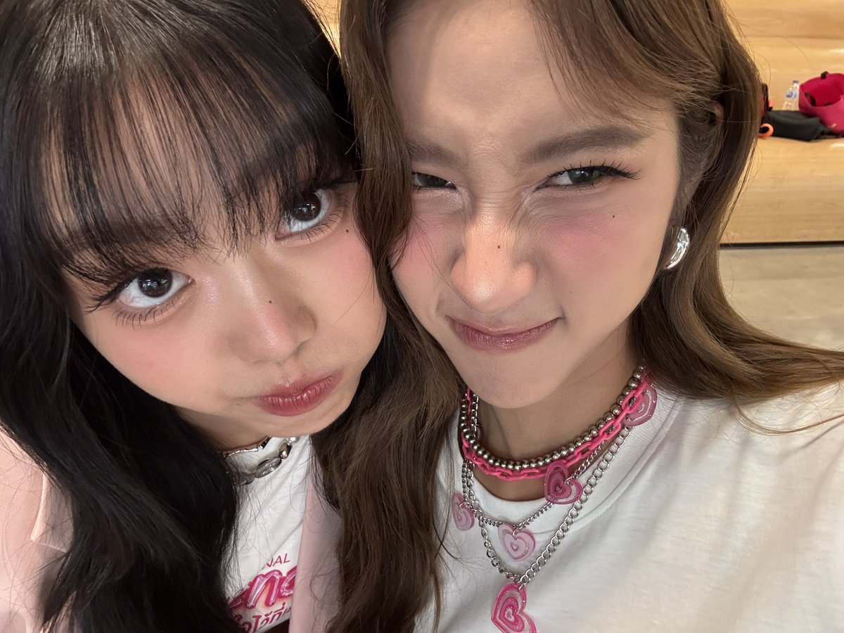 SAPPHlST's tweet image. queendom giving us not one but two pairs of goofballs as girlkissers!!!