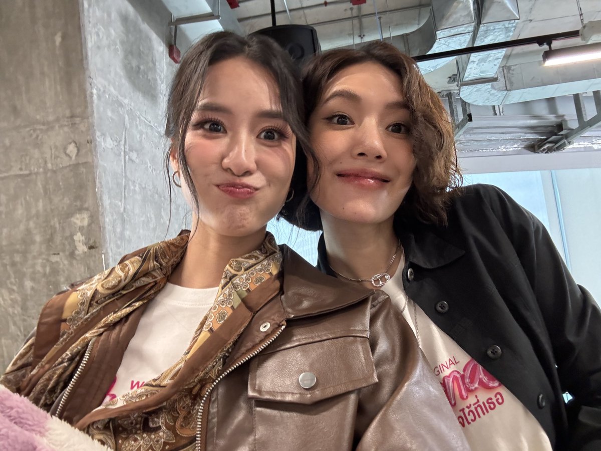SAPPHlST's tweet image. queendom giving us not one but two pairs of goofballs as girlkissers!!!