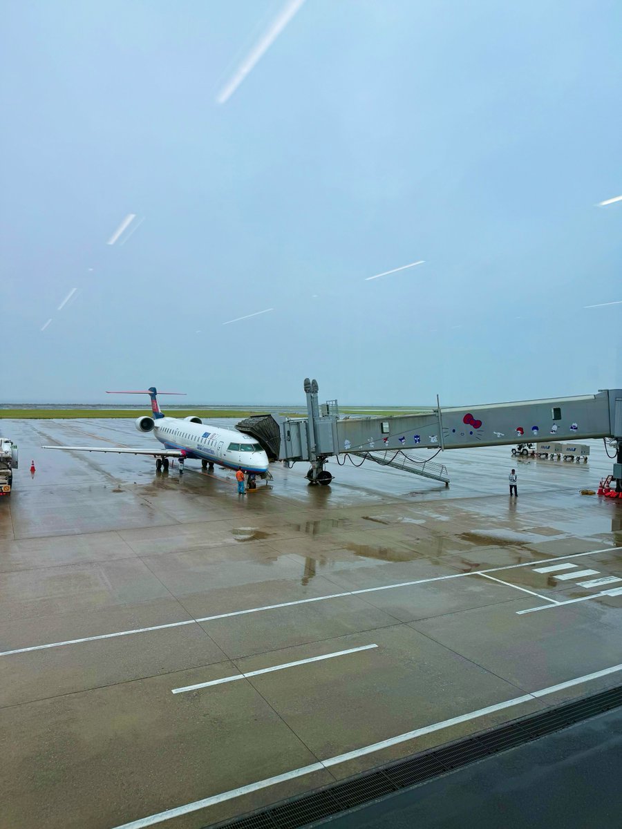 IBEX_promotion's tweet image. 大分ハローキティ空港での1枚📸

旅客搭乗橋にとってもかわいらしいサンリオのキャラクターたちの姿が👀💗

搭乗橋の他、期間限定で大分空港内の各所にキャラクターが登場しているようなので、ぜひ見てみてくださいね！