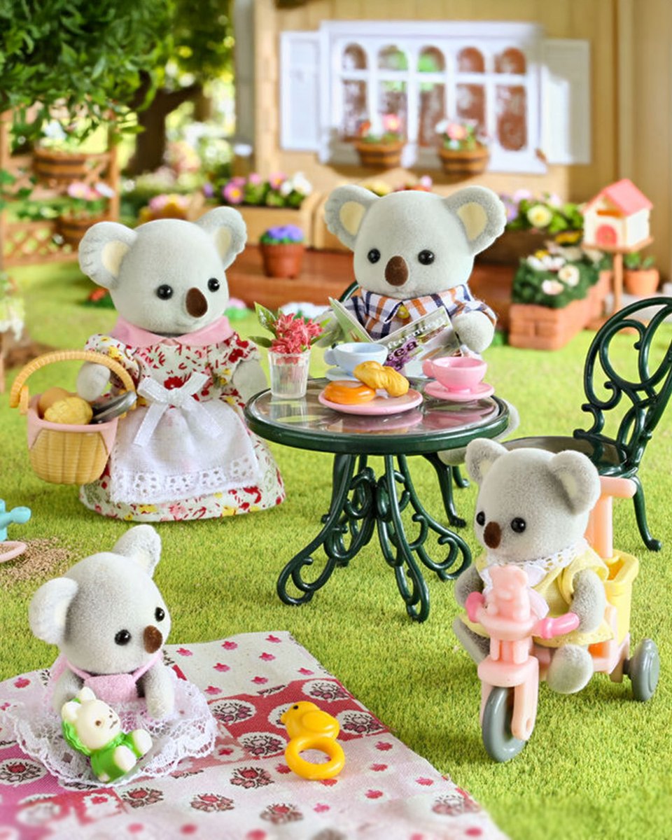 SylvanianJP's tweet image. コアラのアウトバック一家は、お庭でランチタイム🌞
焼き立てパンのいいにおいがしています✨
お外で食べると、いつもよりちょっと特別な感じがしますね♪
#シルバニアファミリー #シルバニア
#コアラ #ランチ #40周年 #ピックアップ
#ピックアップキャラクター #シルバニア赤ちゃん