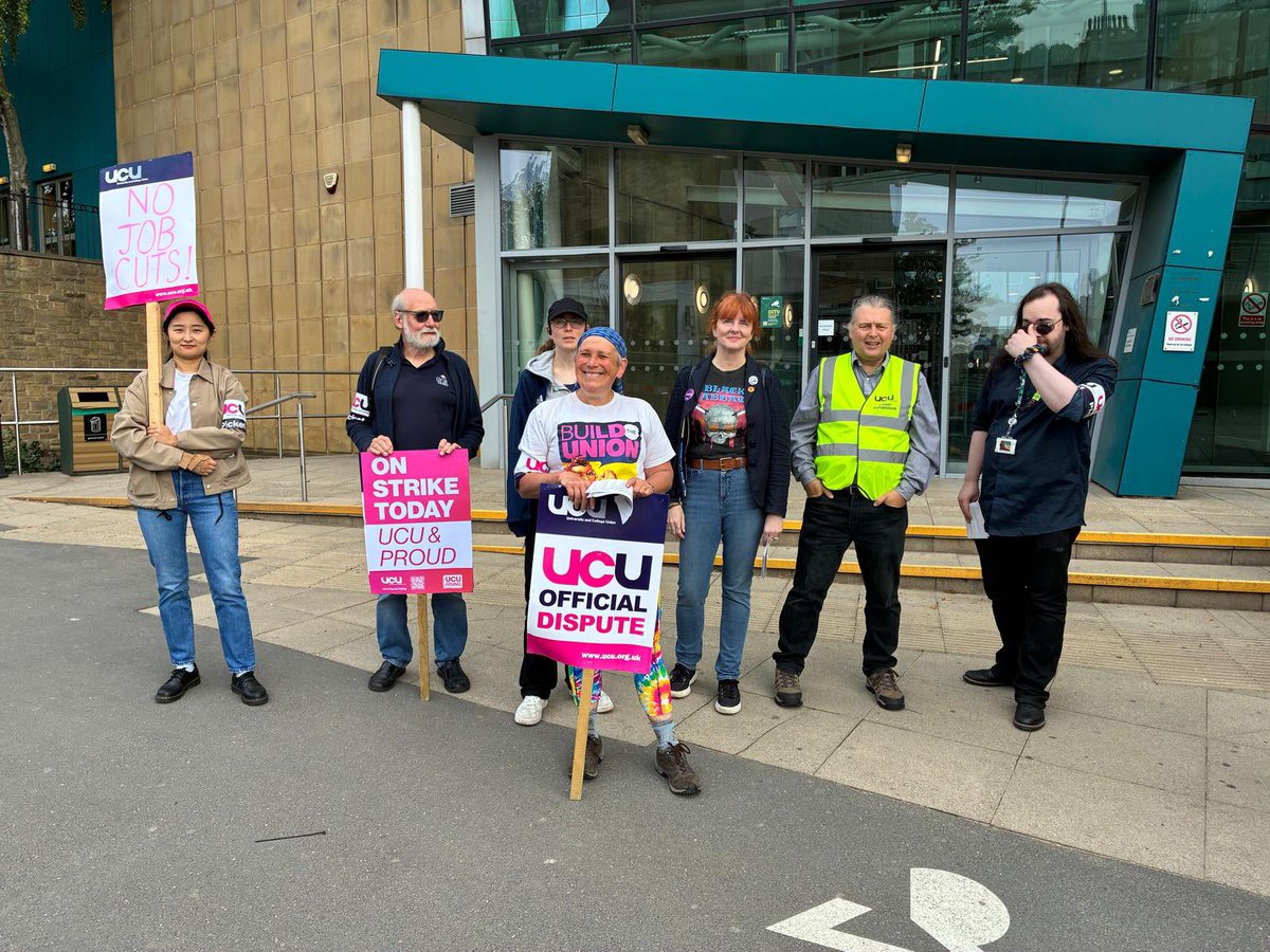 ucu's tweet image. Bradford University staff are striking to stop £16m in cuts.
❌ 460 jobs at risk
📚 Courses slashed
Today marks the 3rd day of striking this week with more in August.
✊Show your support to @bradforducu .