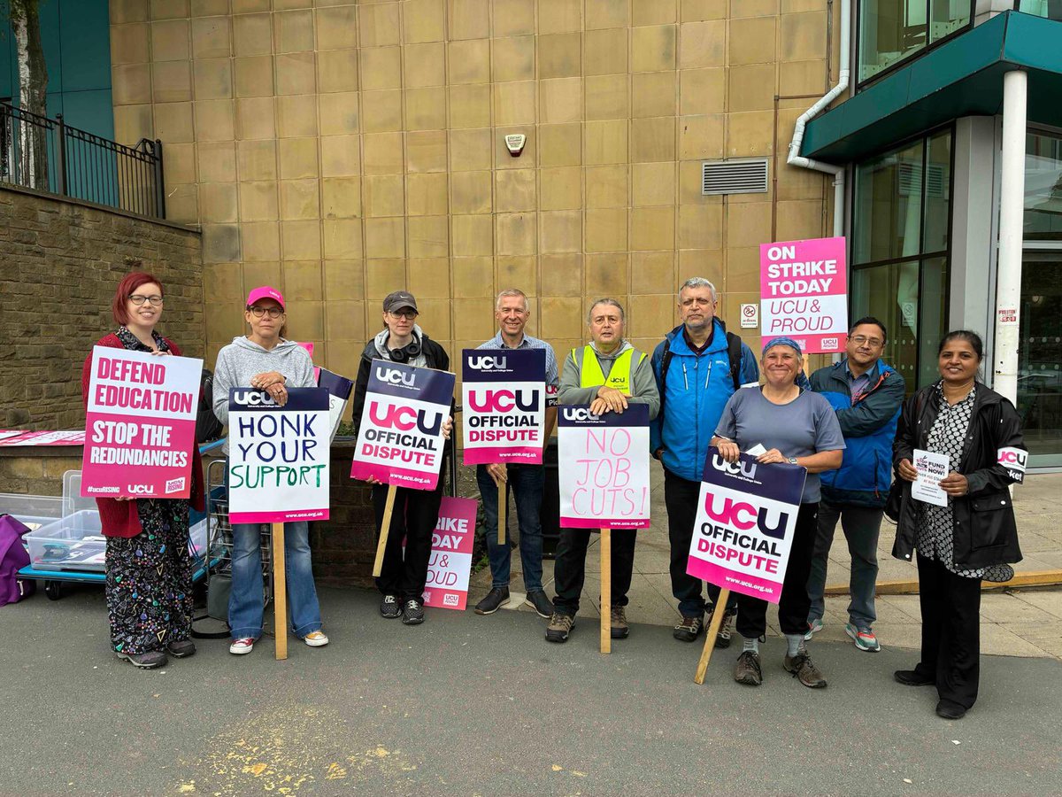 ucu's tweet image. Bradford University staff are striking to stop £16m in cuts.
❌ 460 jobs at risk
📚 Courses slashed
Today marks the 3rd day of striking this week with more in August.
✊Show your support to @bradforducu .