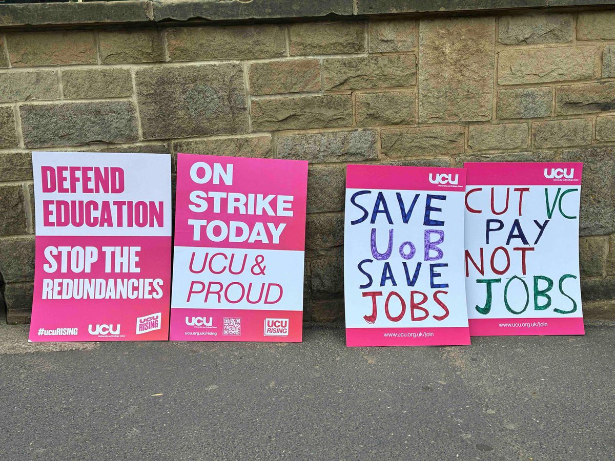 ucu's tweet image. Bradford University staff are striking to stop £16m in cuts.
❌ 460 jobs at risk
📚 Courses slashed
Today marks the 3rd day of striking this week with more in August.
✊Show your support to @bradforducu .