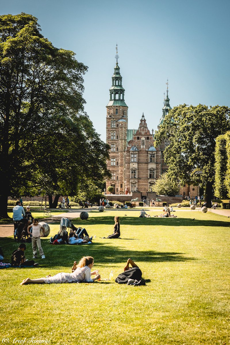 צהריים טובים אהובים שלי אני אומנם באוסלו עכשיו 
אבל תמונה מדנמרק. 
גני המלך בקופנהאגן. 
#תמונה_ביום