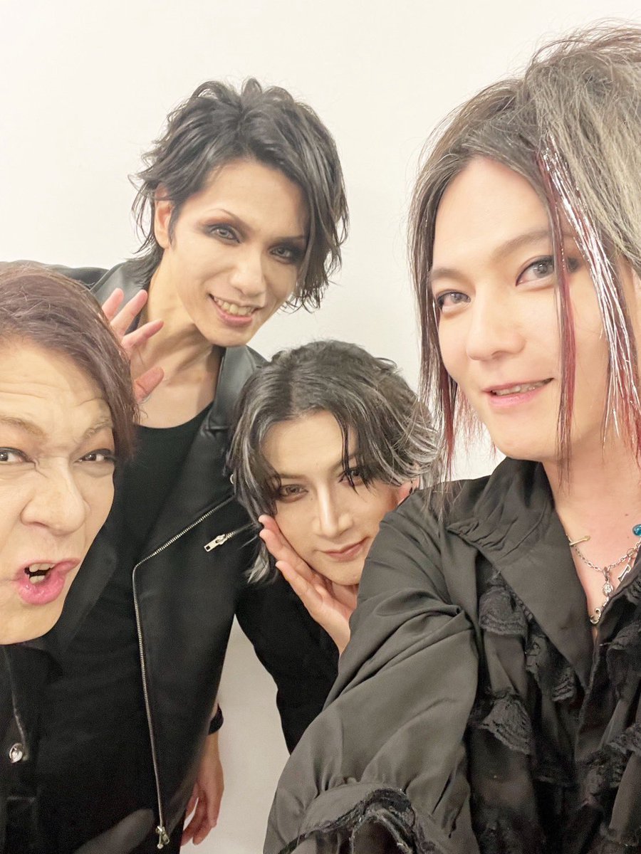 rhedo_shigure's tweet image. #KAMIJO LIVE TOUR 2025
-MASTERPIECE- Grand Final
LINE CUBE SHIBUYA(旧・渋谷公会堂)
の余韻、ラスト!
#ASAGI さん、 #HIRO さん、
#YUKI さん、 #IKUO さん、
#shuji さんと📸
とても笑顔あふれる楽屋でした☺️
@ASAGI_SOLO
@hiro_guitar
@YUKI_Snowman_XX
@IKUObass190
@ShujiDrummer