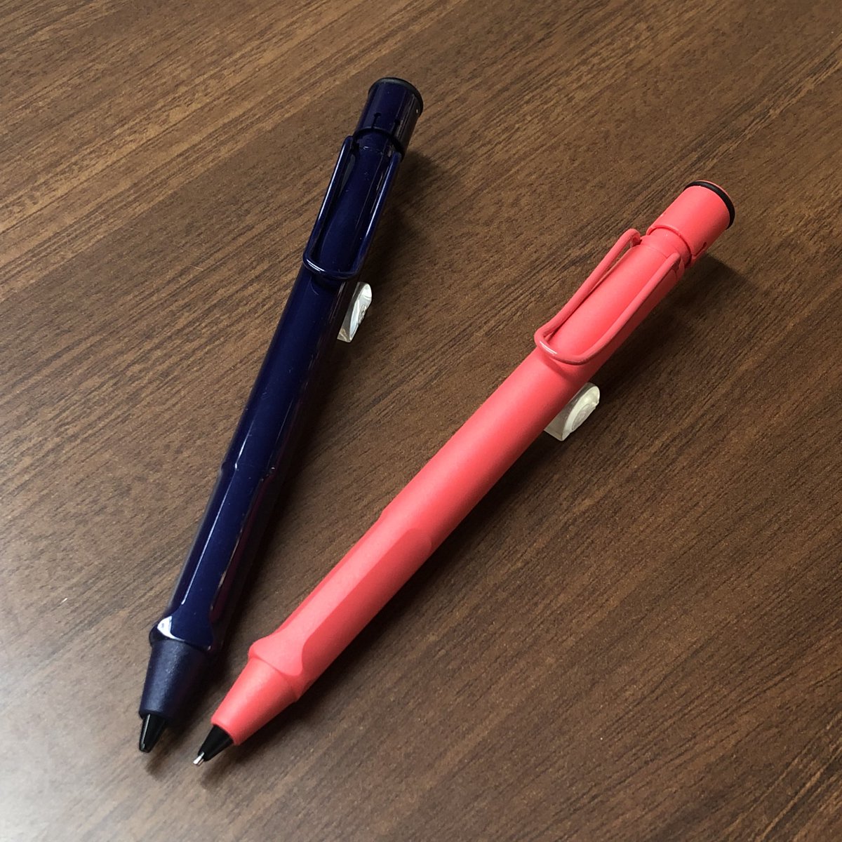 Hi_NOTE_isesaki's tweet image. #LAMY #サファリ に2025年限定色が登場!
すでに油性ボールペンで発売されて大人気の「ダークダスク🌃」「サンセット🌆」に万年筆とシャープペンシルが仲間入りです✨
数量限定となっておりますのでお早めに!
#ハイノート伊勢崎店