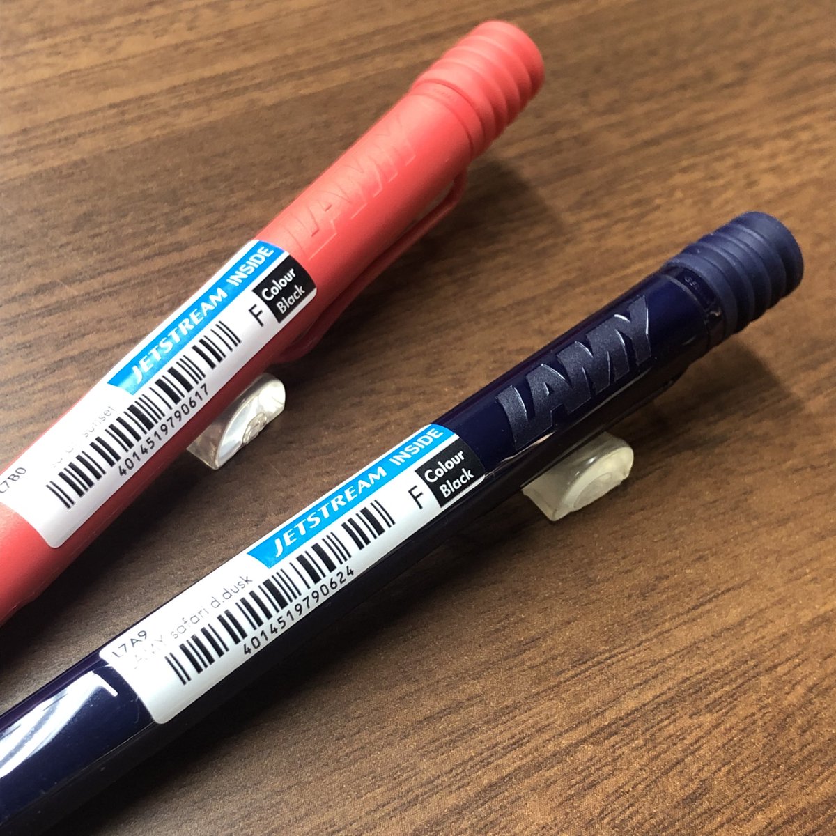 Hi_NOTE_isesaki's tweet image. #LAMY #サファリ に2025年限定色が登場!
すでに油性ボールペンで発売されて大人気の「ダークダスク🌃」「サンセット🌆」に万年筆とシャープペンシルが仲間入りです✨
数量限定となっておりますのでお早めに!
#ハイノート伊勢崎店