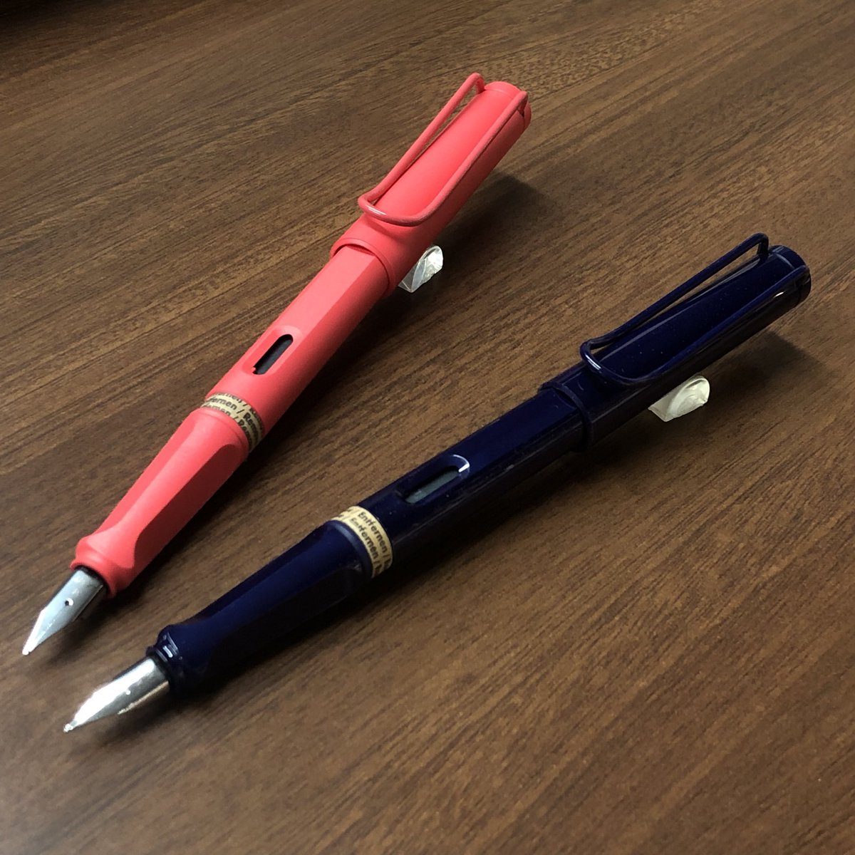 Hi_NOTE_isesaki's tweet image. #LAMY #サファリ に2025年限定色が登場!
すでに油性ボールペンで発売されて大人気の「ダークダスク🌃」「サンセット🌆」に万年筆とシャープペンシルが仲間入りです✨
数量限定となっておりますのでお早めに!
#ハイノート伊勢崎店