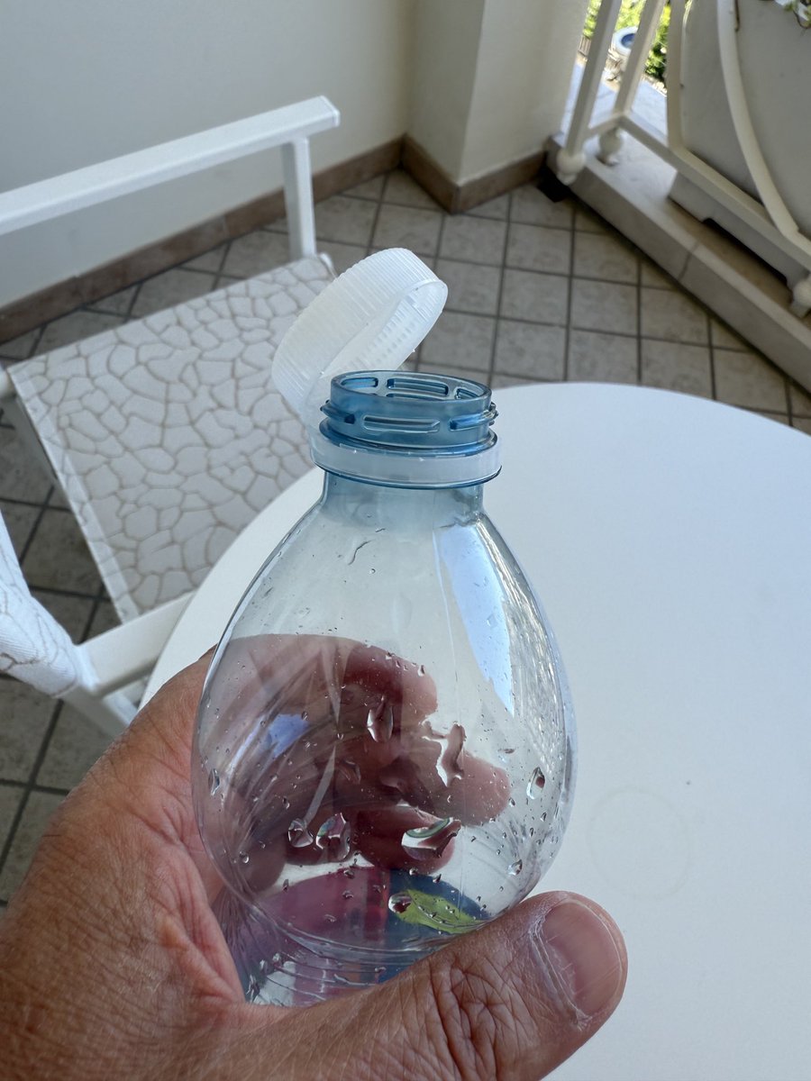 silvano_trotta's tweet image. On devrait faire une action collective pour poursuivre en justice le technocrate européen qui a décidé des stupides bouchons collés aux bouteilles en plastique !