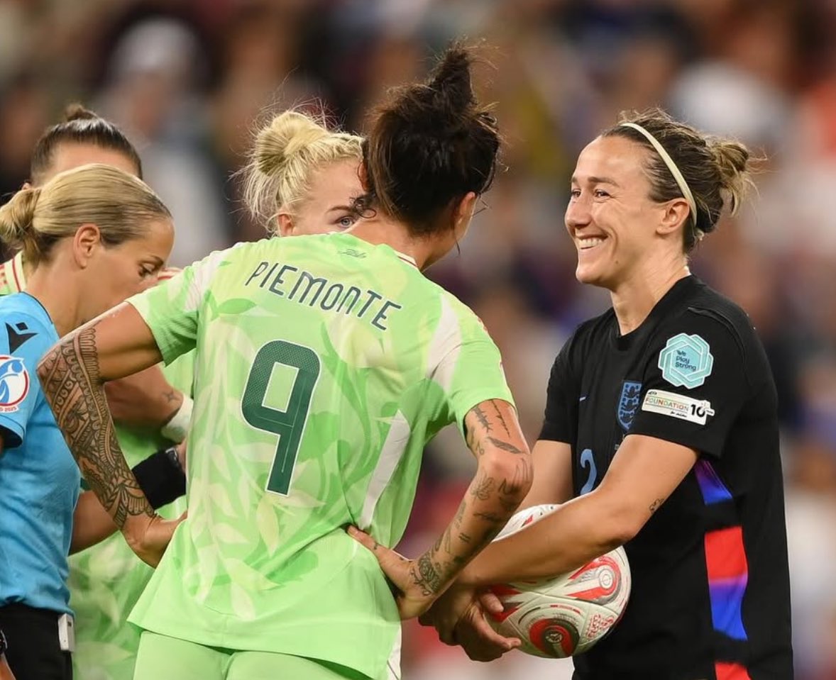 BronzeMBE's tweet photo. The way the Italian player thought Lucy was taking the pen and trying to get in her head and Lucy is like 😂😂😂 yea good try https://t.co/9kvj9WxxUk