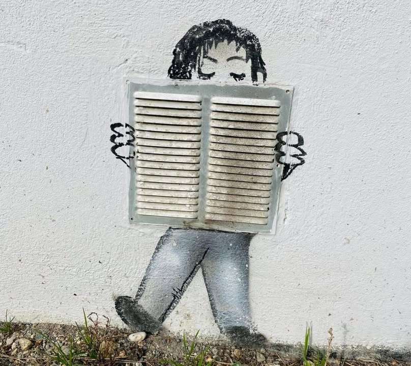 Imagein8's tweet image. Playful Art: Could be a book being read or an accordion being played! Let your imagination come to the party!! 😉 📸 STREET ART UTOPIA
#PlayfulArt #StreetArt #Imagination
