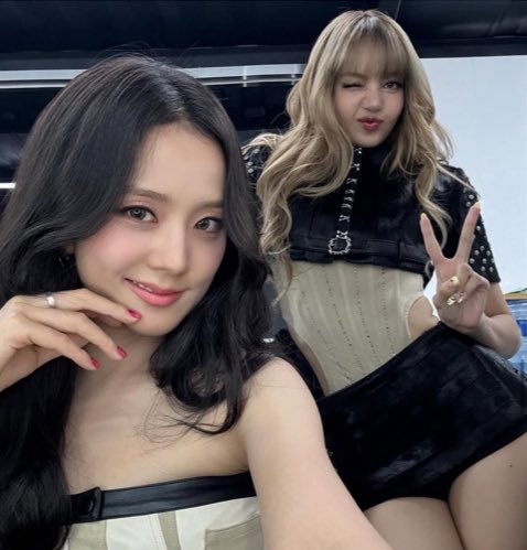 JENLIALISA's tweet photo. Chaennie or LISSO 💗🔥#BLACKPINK #chaennie #Lisso #LISA #jennie #ROSÉ https://t.co/CTgmBZ25Rg