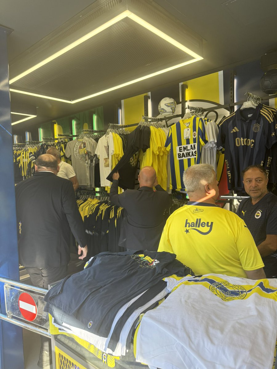 Türkiye’yi gezerek taraftarlarımızla buluşan Fenerium Tırımızı ziyaret ettik. Taraftarlarımızın özellikle yeni sezon formalarına gösterdiği ilgi inanılmaz…