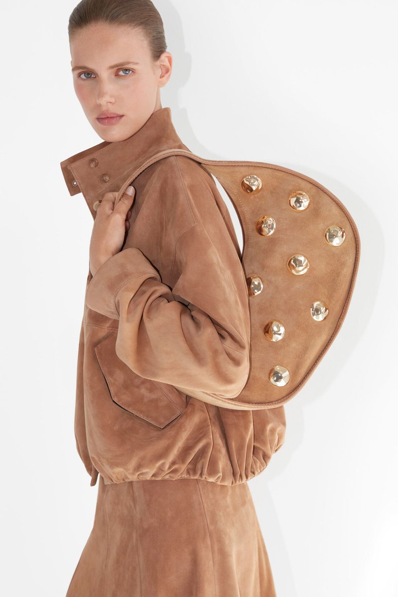 kendam_com's tweet image. Simkhai Resort 2026 Lookbook: Artisanal Elegance with Sculptural Precision kendam.com/news/lookbooks… 

#Simkhai #Resort2026 #RE26 #Lookbooks #Fashion #Kendam