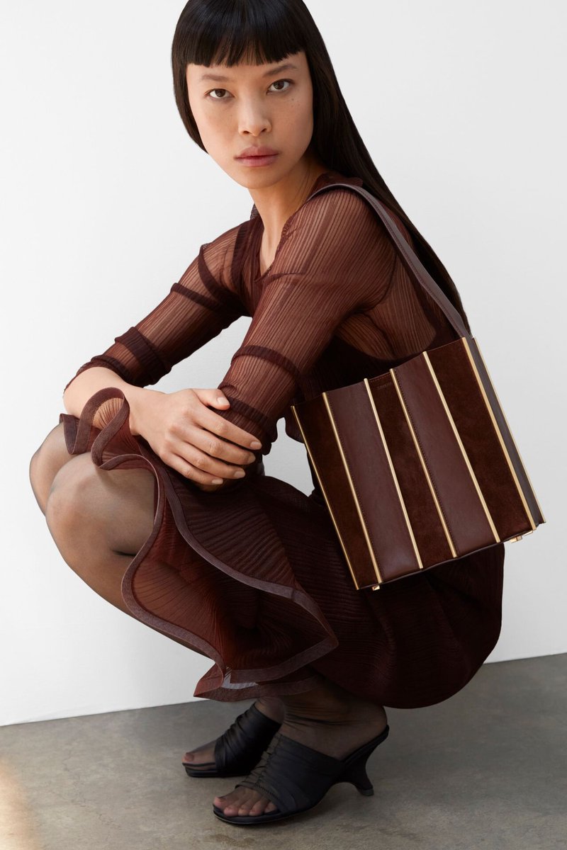 kendam_com's tweet image. Simkhai Resort 2026 Lookbook: Artisanal Elegance with Sculptural Precision kendam.com/news/lookbooks… 

#Simkhai #Resort2026 #RE26 #Lookbooks #Fashion #Kendam