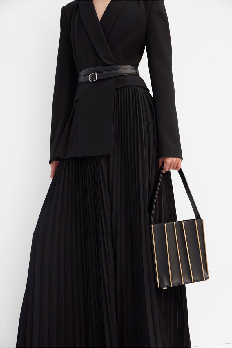 kendam_com's tweet image. Simkhai Resort 2026 Lookbook: Artisanal Elegance with Sculptural Precision kendam.com/news/lookbooks… 

#Simkhai #Resort2026 #RE26 #Lookbooks #Fashion #Kendam