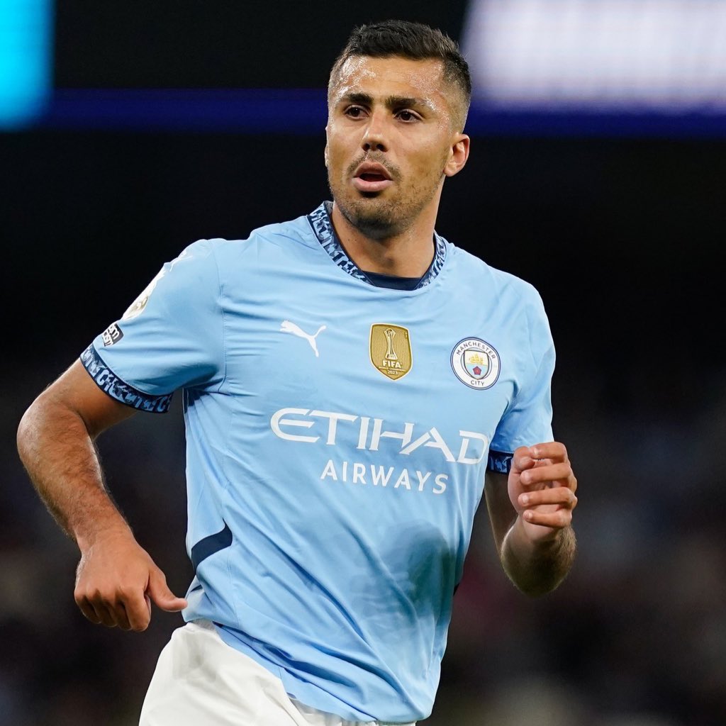 🚨 Le Real Madrid a une décision à prendre : attendre la fin du contrat de Rodri, ou tenter une offre de dernière minute dès cet été.

➡️ Florentino Pérez est un maître en la matière. Les offres tardives mettent la pression et ça fonctionne souvent. 

<a href="/diarioas/">Diario AS</a>