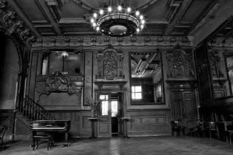 slowberlin's tweet image. “On September 13th 1913, Fritz Bühler opened the dance hall “Bühlers Ballhaus“ (Bühler’s Ballroom) in the back of Auguststrasse 24/25. The venue quickly became a prime address for a mix of the Berlin’s ‘haut monde’ and blue-collar labourers, all in quest of a relaxed ‘Schwoof’…