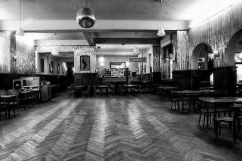 slowberlin's tweet image. “On September 13th 1913, Fritz Bühler opened the dance hall “Bühlers Ballhaus“ (Bühler’s Ballroom) in the back of Auguststrasse 24/25. The venue quickly became a prime address for a mix of the Berlin’s ‘haut monde’ and blue-collar labourers, all in quest of a relaxed ‘Schwoof’…