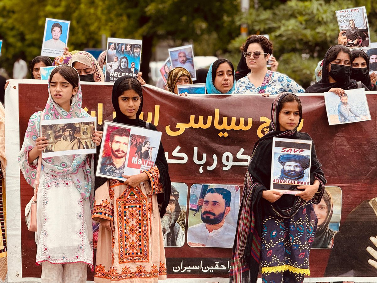 BalochYakjehtiC's tweet image. 𝗗𝗮𝘆 𝟴 – 𝗜𝘀𝗹𝗮𝗺𝗮𝗯𝗮𝗱 𝗦𝗶𝘁-𝗜𝗻
On the eighth consecutive day, Pakistani authorities continue to block all roads leading to the Islamabad Press Club using buses, and barbed wires to confine Baloch families protesting against the illegal detention of Baloch Yakjehti…