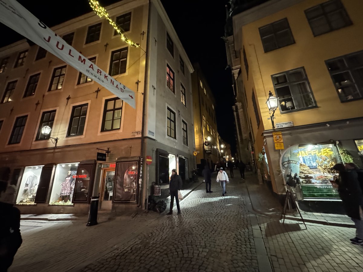 Cornubot's tweet image. Researchfoto för Jägarhjärta från Gamla Stan, inklusive en närvarande personer hårt beskuren bild från en vind ovanpå en lägenhet inte helt olik den fiktive Connys.