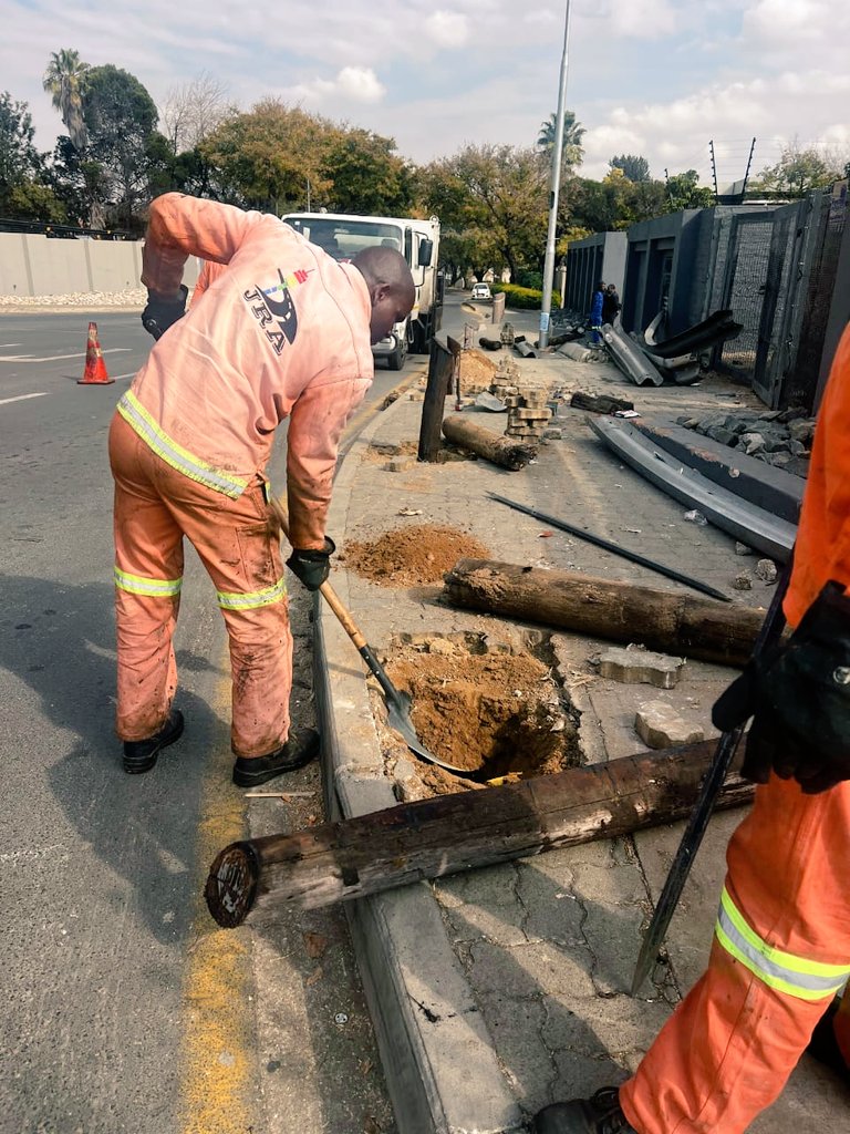 MyJRA's tweet image. Installation of guardrails to enhance road safety on Kingfisher Drive and Winnie Mandela Drive in Fourways 🚧
@CityofJoburgZA @CoJ_RegionE
#JoburgRoads #TacklingG13