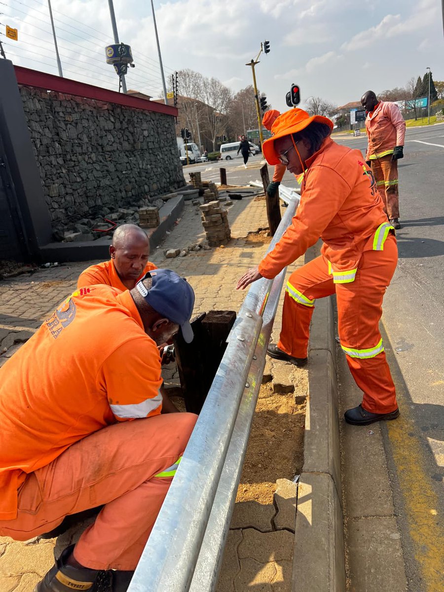 MyJRA's tweet image. Installation of guardrails to enhance road safety on Kingfisher Drive and Winnie Mandela Drive in Fourways 🚧
@CityofJoburgZA @CoJ_RegionE
#JoburgRoads #TacklingG13
