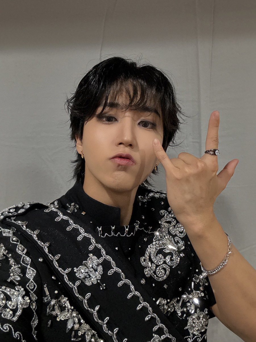 spearhyunnie's tweet photo. jisung instagram update: "hello" https://t.co/oek8KwWDOM