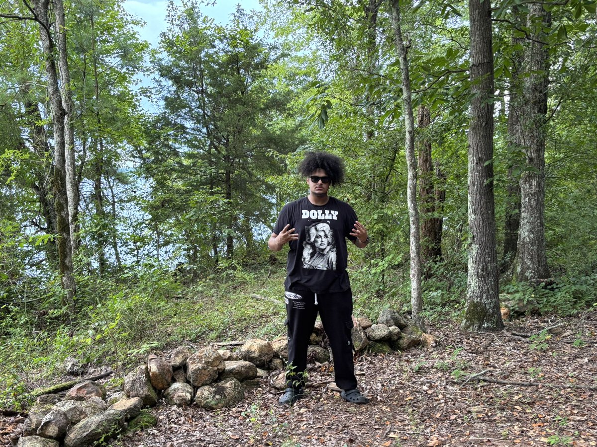 vvs_archive's tweet image. 馃憯馃憱Fit Breakdown :
Vvs Wearing Chrome Hearts Black Matte Charismadick Sunglasses x Dolly Parton Vintage Tee x Vetements Custom Sweatpants x Crocs (Sports Mode Off)
Showing Perfect Balance Between Designer And Vintage Pieces
