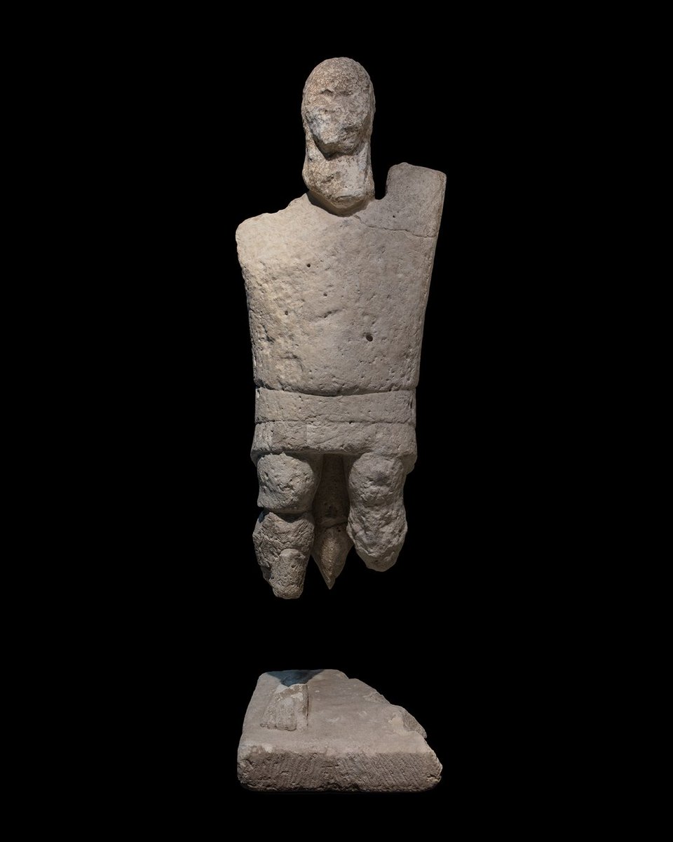 macarqueologia's tweet photo. A la necròpolis de Mont’e Prama van aparèixer més de 125 tombes d’homes joves i unes imponents estàtues masculines de pedra de més de 2m d’alçada.

Guerrers, avantpassats o herois divinitzats? 🤔

Vine a l'exposició #Sardenya. L’illa megalítica i descobreix-ne una en directe! https://t.co/wiyCzgRk9a