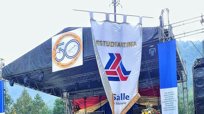 joseanvv's tweet photo. LA SALLE en México: estudiantina https://t.co/x8vZG3pNgH