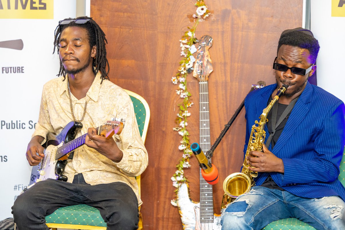 KenyaFIA's tweet image. Blurring the line between art and activism.
A musical poetry piece at #UsawaDinner2025 last week honored the fallen from the Gen Z protests.
We listened and we felt every word.
#Artivism #UsawaKenya