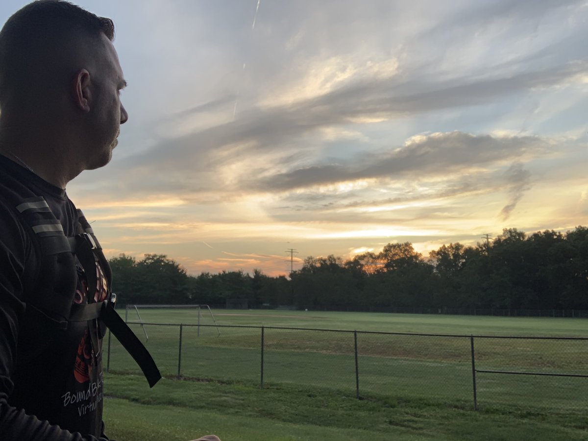 Nick_EdwardsEDU's tweet image. Before you lead others, lead yourself.
Clarity begins in the quiet moments. 🌅

#Leadership #SelfReflection #MorningMindset
#BeKindWorkHardBeGreat