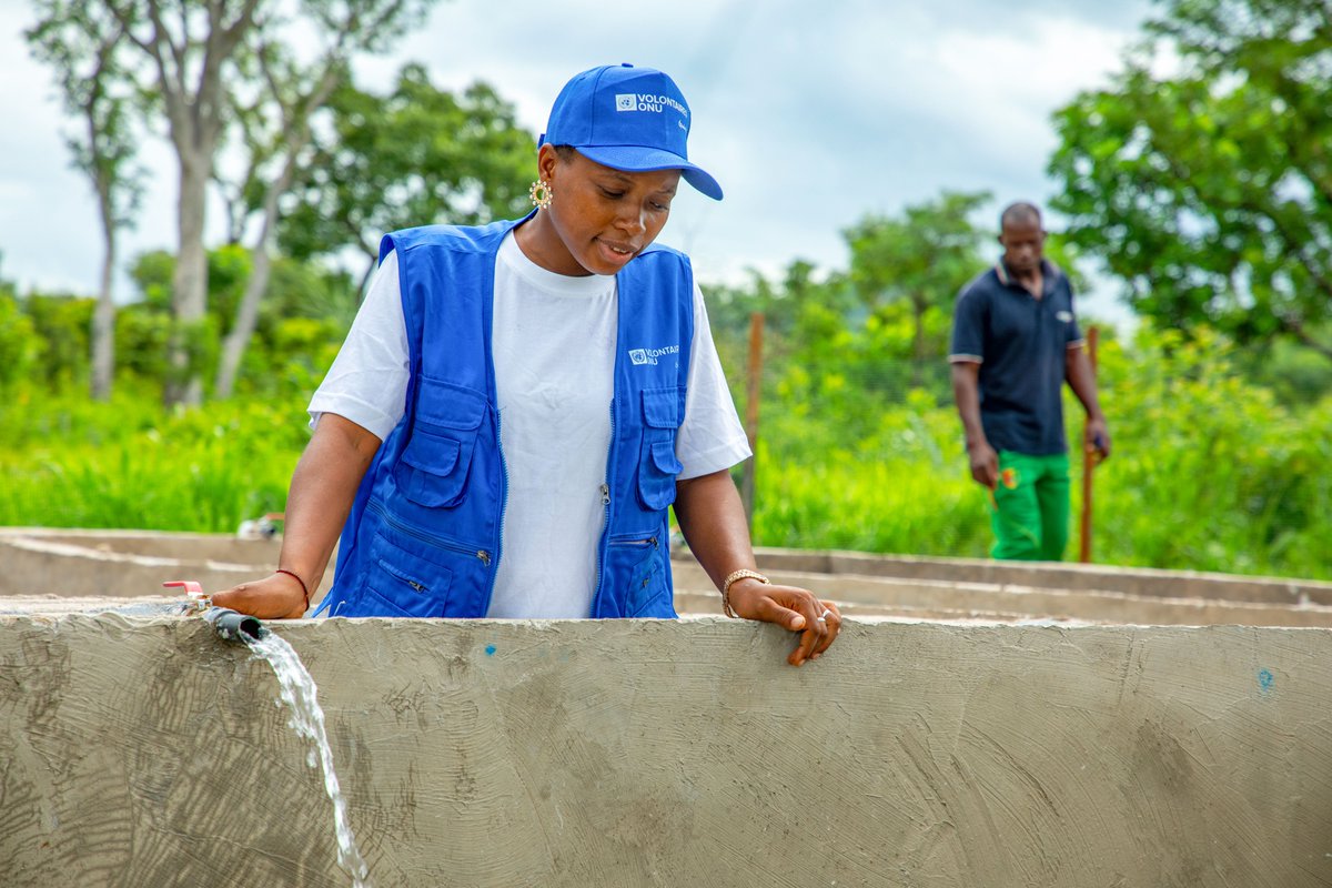 Sona Kante, #VolontaireONU avec le <a href="/WFP/">World Food Programme</a> 🇬🇳, agit chaque jour pour renforcer la résilience alimentaire et garantir un avenir sans faim.
🍚 20 tonnes de riz récoltées. 
🥗 230 personnes mieux nourries. 
🏫 Des centaines d’élèves soutenus grâce aux cantines scolaires.
#ZeroHunger